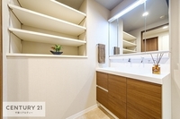 洗面室:収納力たっぷりの広々洗面所です。
洗剤やタオル、化粧品等たくさん収納できるので、スッキリ片付けられそうですね！