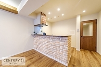 キッチン:オシャレでスタイリッシュなシステムキッチンです！リビングに面しているのでコミュニケーションが取りやすいですね！