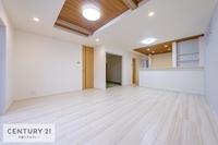 リビング:こんなにも陽光が入るリビングは気持ちが良いですね。落ち着いたカラーで仕上げたリラックス空間です。
窓がたくさんあり明るい陽光が入る開放感のあるリビング