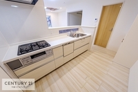 キッチン:人気の対面式キッチンは、リビングで遊んでいるお子様やご家族の様子を見ながら作業ができ、コミュニケーションもバッチリとれますね！