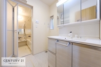 洗面室:広々洗面所で脱衣スペースもゆったり利用できますね！明るく清潔感のある気持ちのいい空間です。