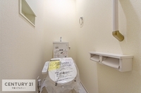 トイレ:シンプルなカラーのトイレ！白基調としているのでお掃除がしやすいです！