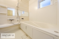 浴室:広々バスで一日の疲れをリフレッシュ。浴槽にもゆったりと浸かれますね！
浴室乾燥機つきで、防カビ対策や悪天候の日のお洗濯物にも困りませんね！