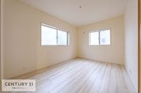 洋室:二面採光の明るく風通しの良い洋室です。心地の良い空間で、おうち時間をゆったりと過ごせますね！
風通しも良くキレイな空気を循環してくれるので清潔感のあるお部屋を保つことができます！