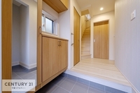 玄関:疲れて帰ってきても優しく迎え入れてくれる、そんな空間になっています。
明るく温もり溢れる玄関です！