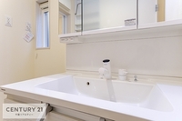 洗面室:広々洗面所で脱衣スペースもゆったり利用できますね！明るく清潔感のある気持ちのいい空間です。