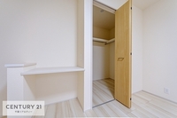 収納:たっぷり収納。住空間をすっきり使うためには必須ポイントの収納スペースですよね。
階段下はお掃除用具等たっぷりと収納することができそうですね！