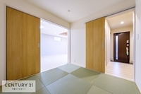 和室:タタミの香りが安らぎを与える、リラックス空間。日本人の心感じる「和」の空間。井草の香り漂う空間は癒しのひと時を演出してくれます！リラックス効果があるので快適です！