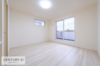 寝室:優しい光が差し込む洋室は、朝の目覚めも気持ちが良さそうですね。おうち時間もゆったりと過ごすことができます。