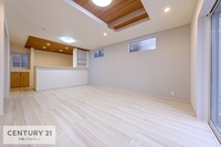 リビング:明るく気持ちのよいリビングです！家族団らんの時間が増えそうですね。