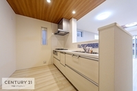 キッチン:人気のシステムキッチンは主婦には嬉しい設備と収納がいっぱい。
キッチン用品や食品をたっぷり収納できます。