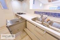 キッチン:人気のシステムキッチンは主婦には嬉しい設備と収納がいっぱい。
キッチン用品や食品をたっぷり収納できます。