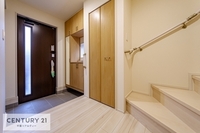 玄関:オシャレな玄関です！！疲れて帰ってきても優しく迎え入れてくれる、そんな空間になっています。
明るく温もり溢れる玄関です！