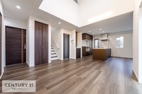 リビング:20帖以上の広々したリビングに吹抜け！明るく風通しが良く開放感がありますね！