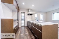 キッチン:勝手口の付いたキッチンは、一時的に溜まったゴミを出すことが出来ます！嫌な生ごみ臭とは、おさらばできます！綺麗なキッチンが保てそうです！