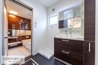 洗面室:洗面所には小窓が付いているので、換気もしっかりとできますね！明るく清潔感のある洗面所です。