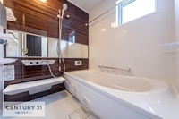 浴室:温かみのある浴室で１日の疲れをリフレッシュできそうです。リラクゼーション空間でゆったりとバスタイムを楽しめそうです。