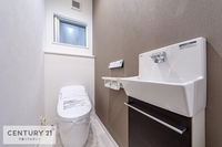 トイレ:1・2階にトイレがございます！朝の忙しい時間帯も待たずにすみそうですね。清潔感のあるトイレは気分が良くなりますね。