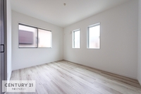 洋室:２面採光の明るい洋室。気持ちの良い朝を迎られそうですね！
風通しも良く、空気の入れ替えも楽々！