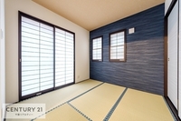 和室:リビングに隣接した明るいゆったり和室は、タタミの香りに癒される気持ちのいい空間です。
お昼寝処や家事スペースなど、用途用途多彩に利用できます。