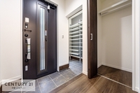 玄関:シューズインクローク付きで、玄関もすっきりキレイ！おしゃれでキレイな玄関でご家族や、ご友人を迎えられます！