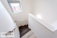 居室:手すり付き階段なので安心です！お子様からご年配まで転倒防止で安心設計！
窓も付いているので明るさプラス！