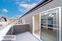 バルコニー:日当たりのいい広々バルコニーで、お洗濯物もしっかりたくさん干せますね！天気のいい日にバルコニーでお茶を飲むのもいいですね。