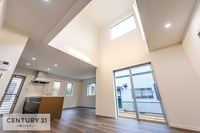 リビング:こんなにも陽光が入るリビングは気持ちが良いですね。落ち着いたカラーで仕上げたリラックス空間です。