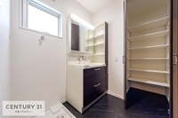 洗面室:三面鏡洗面化粧台です。鏡の裏には収納スペースがございます。お出かけ前の支度をする際、化粧品などを収納しておけて便利ですね！