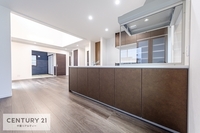 リビング:大きな窓のあるリビングは、陽光あふれる明るい空間です！居心地良く、ご家族皆がゆったり寛げる憩いの空間となりそうです！