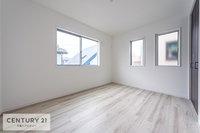 寝室:２面採光の明るい洋室。気持ちの良い朝を迎られそうですね！
風通しも良く、空気の入れ替えも楽々！