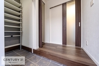 玄関:木目調の落ち着いた雰囲気の玄関です。オシャレな玄関で家族やお客様を送迎できるのはいいですね
心地よい玄関が気持ちをリラックスできますね！