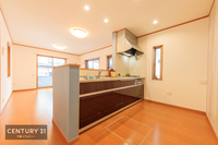 キッチン:人気の対面式キッチンは、リビングで遊んでいるお子様やご家族の様子を見ながら作業ができ、コミュニケーションもバッチリとれますね！