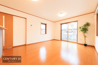 リビング:大きな窓のあるリビングは、陽光あふれる明るい空間です！居心地良く、ご家族皆がゆったり寛げる憩いの空間となりそうです！