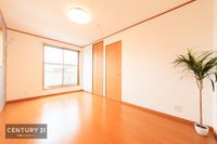 洋室:住まう方自身でカスタマイズして頂けるように「シンプル」にデザインされた室内。自由度が高いので家具やレイアウトでお好みの空間を創り上げられます。