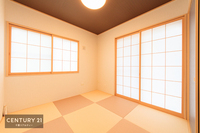 和室:タタミの香りが安らぎを与える、リラックス空間。窓も大きく開放感のある和室となっております。日本人の心感じる「和」の空間。井草の香り漂う空間は癒しのひと時を演出してくれます！