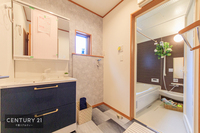 洗面室:広々洗面所で脱衣スペースもゆったり利用できますね！明るく清潔感のある気持ちのいい空間です。
朝に身支度便利な独立型洗面台です！