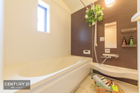 浴室:温かみのある浴室で１日の疲れをリフレッシュできそうです。リラクゼーション空間でゆったりとバスタイムを楽しめそうです。