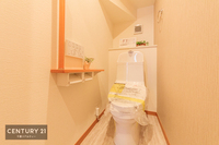 トイレ:1・2階にトイレがございます！朝の忙しい時間帯も待たずにすみそうですね。清潔感のあるトイレは気分が良くなりますね。