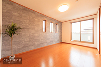 寝室:壁面が広く、窓も高い位置にあるのでベッドや家具の置き場所にも困りませんね！どんなレイアウトにするか、イメージが膨らみます！