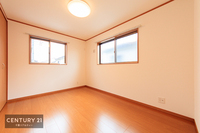 その他:明るい洋室は日当たり、風通し共に良好です！気分も明るくなりますね！
大きな掃き出し窓もないので小さなお子様にも安心な設計となっております。