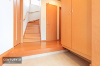 玄関:木目調の落ち着いた雰囲気の玄関です。オシャレな玄関で家族やお客様を送迎できるのはいいですね
心地よい玄関が気持ちをリラックスできますね！