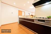 キッチン:オシャレなキッチンです。
うれしい設備がたくさんのシステムキッチン。収納もたっぷりで、食品やキッチン用品もスッキリと収納できます！