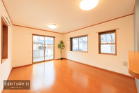 リビング:温もり溢れる明るく心地の良い空間のリビングです。居心地の良い空間で、家族団欒の時間が増えそうですね！
おうち時間もゆったり過ごすことができそうです！