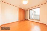 洋室:プライベートが充実する空間です！収納力たっぷりのクローゼット付き。洋服などスッキリと収納できて、お部屋を広々と利用できますね！