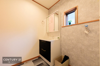 洗面室:洗面所には小窓が付いているので、換気もしっかりとできますね！明るく清潔感のある洗面所です。