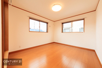 その他:２面採光採用の室内は陽当たり、通風ともに良好です。
大きな掃き出し窓がないので小さなお子様にも安心な設計となっております！