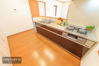 キッチン:うれしい設備がたくさんのシステムキッチン。収納もたっぷりで、食品やキッチン用品もスッキリと収納できます！
キレイに整頓されていると、お料理の時も気分が良くお料理ができますね。