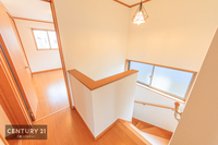 その他内観写真:階段には手すりが付いており、明り取りの大きな窓もあるので、足元も安心ですね！