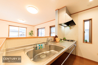 キッチン:リビングに面したキッチンはコミュニケーションが取りやすく、安心感がありますね。
お料理しながら家族との会話を楽しめる対面キッチンです。小さなお子様にも目が届き安心です。